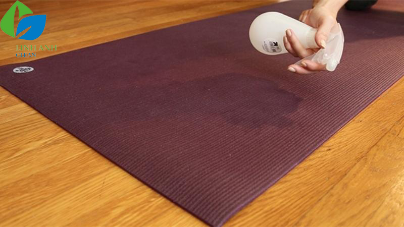 Cách vệ sinh thảm yoga đơn giản và hiệu quả 