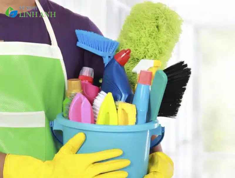 Cách tẩy sơn trên kính cường lực bằng chất tẩy chuyên dụng