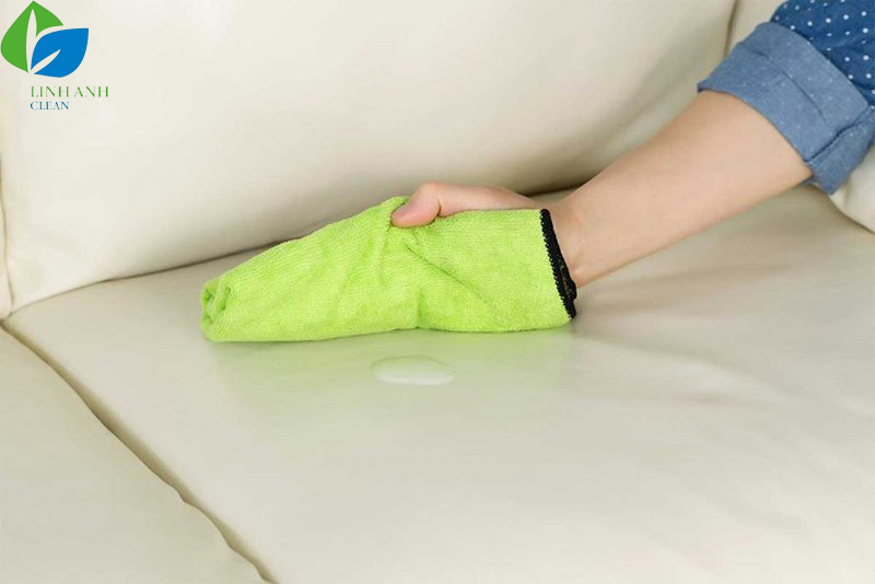 Hướng dẫn vệ sinh ghế sofa da tại nhà dễ dàng