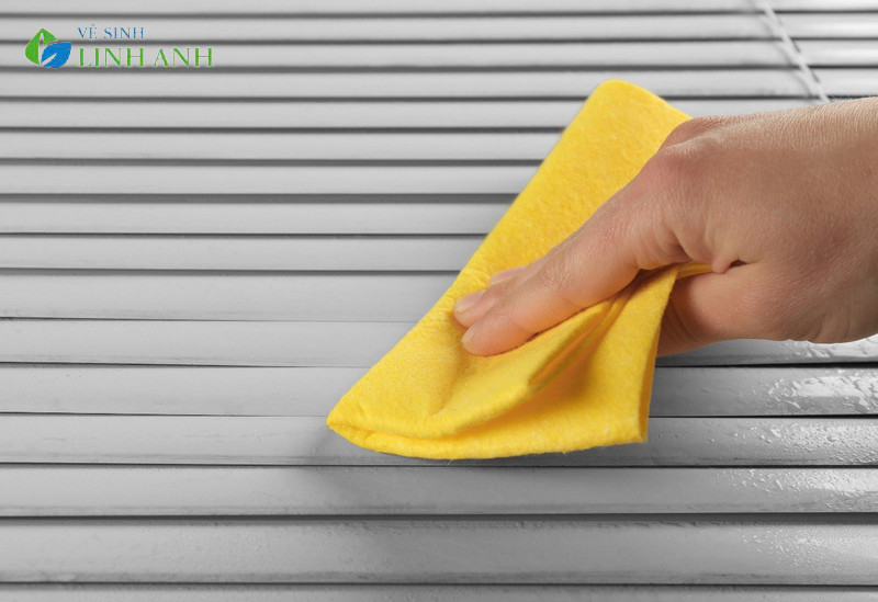 Cách làm sạch rèm cầu vồng bằng khăn ẩm