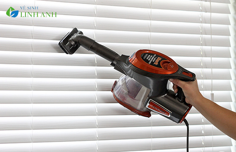 Dùng máy hút bụi vệ sinh rèm cầu vồng