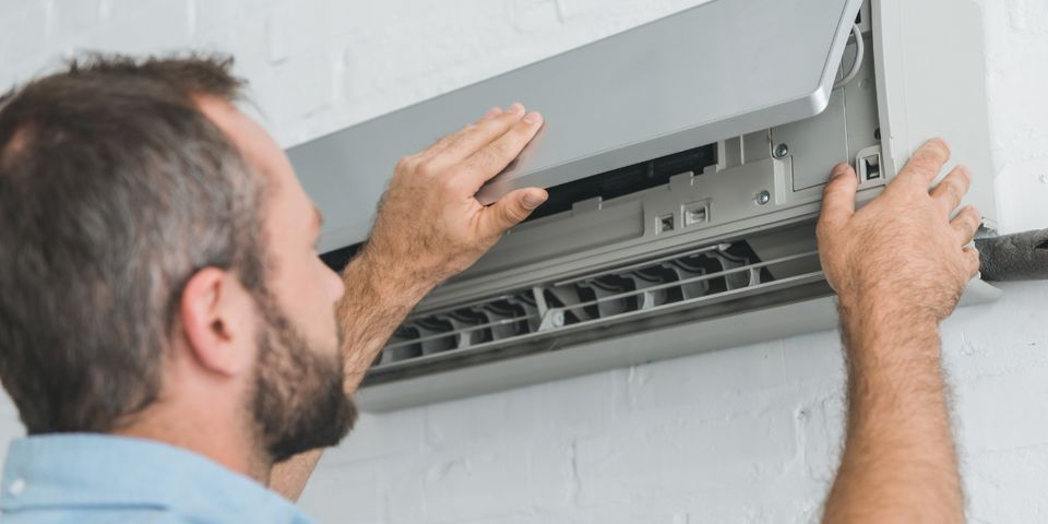 Gỡ bề mặt máy lạnh