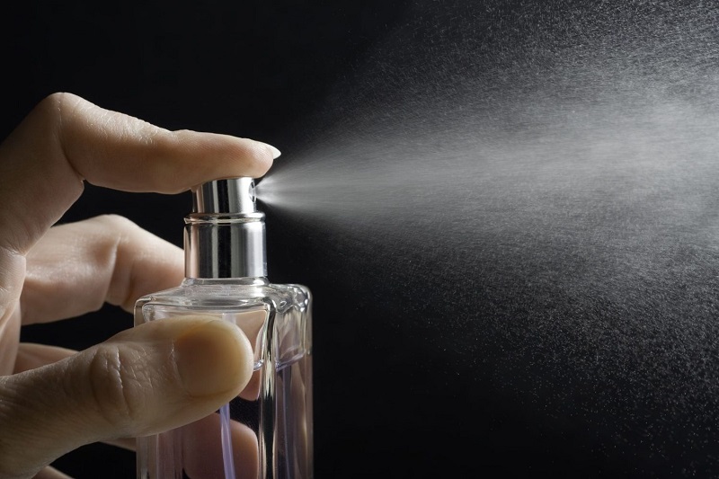 Sử dụng nước hoa để khử mùi