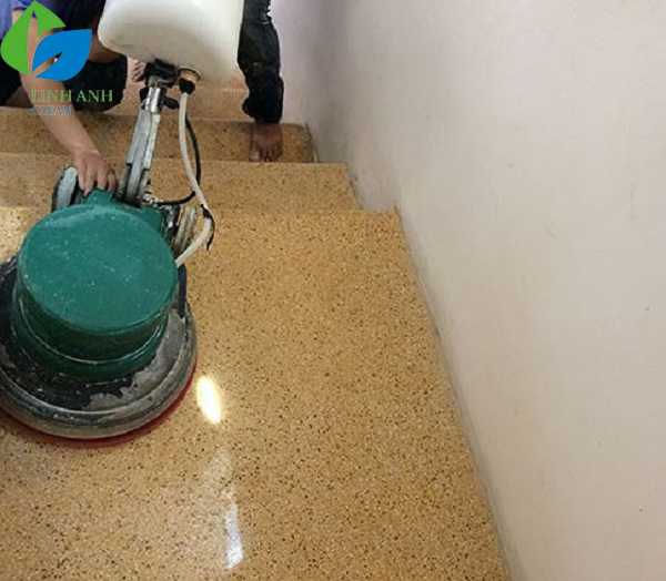 Vệ sinh bề mặt cầu thang