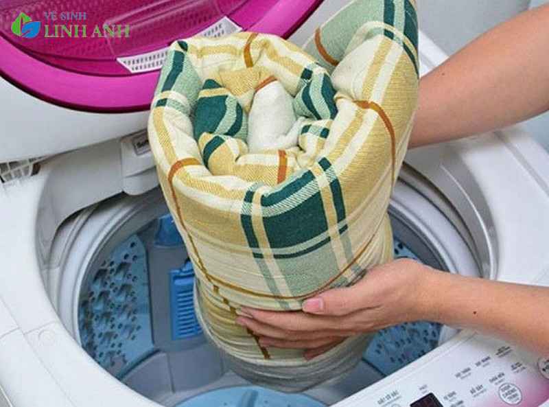cách giặt topper bằng máy giặt đơn giản nhất