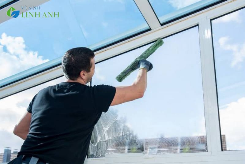 cách lau cửa kính sạch bóng như mới