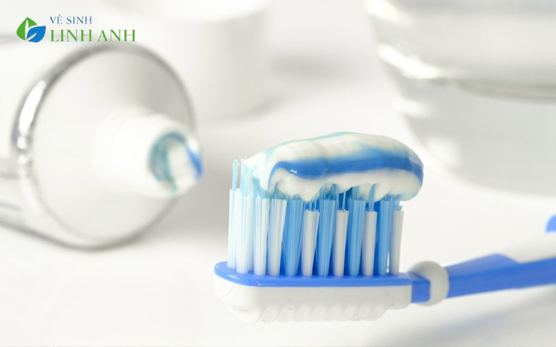 cách loại bỏ mực bút bi trên áo trắng bằng kem đánh răng