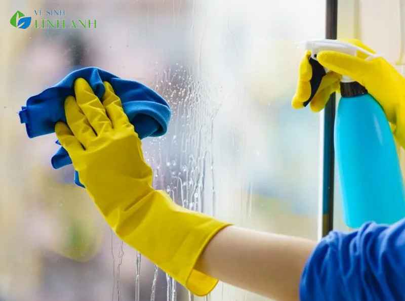 Cách tẩy sơn trên kính cường lực bằng nước ấm