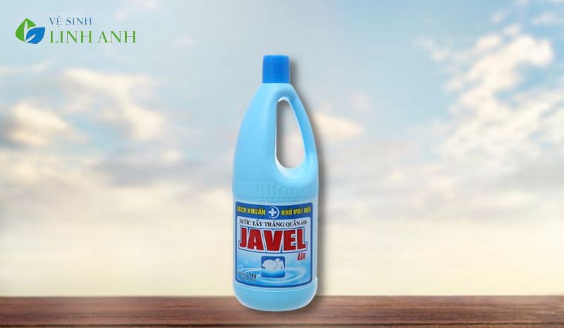 meo tay vet o vang tren tuong phong tam