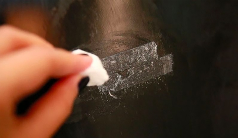 Cách tẩy băng dính 2 mặt trên tường