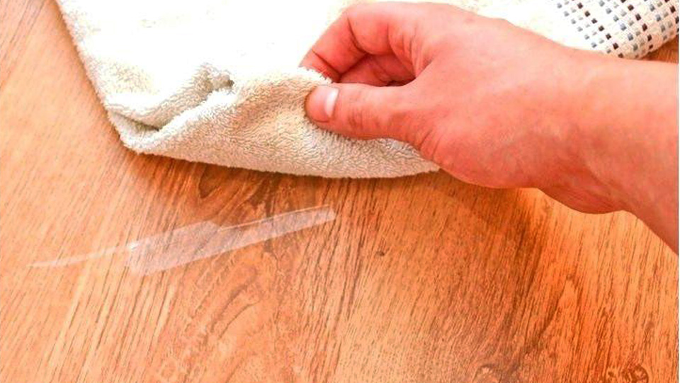 Cách tẩy băng dính 2 mặt trên tường