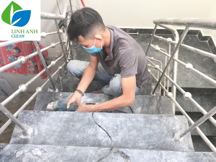 danh-bong-da-cau-thang-1