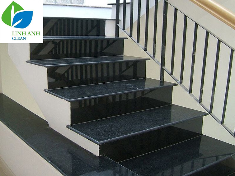 danh-bong-da-cau-thang