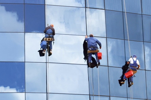 dịch vụ vệ sinh kính tòa nhà cao tầng