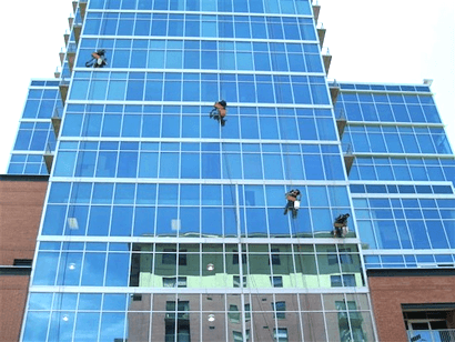 dịch vụ vệ sinh kính tòa nhà cao tầng