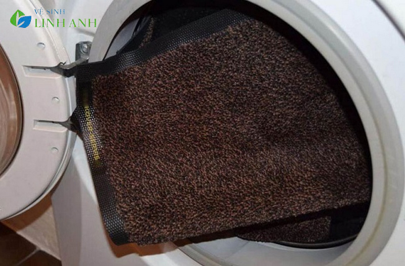 Các bước giặt thảm chùi chân bằng máy giặt chi tiết