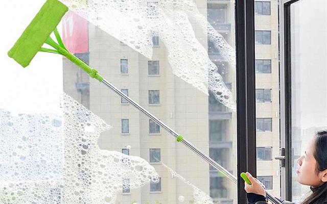 3 sai lầm khi vệ sinh cửa sổ khiến kính không sáng bóng sạch bong