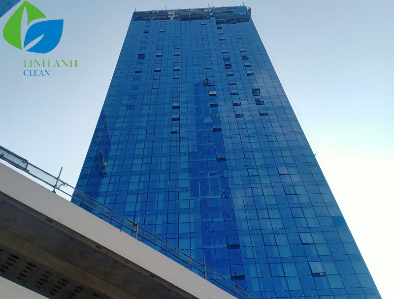 hoàn thiện lau cửa kính