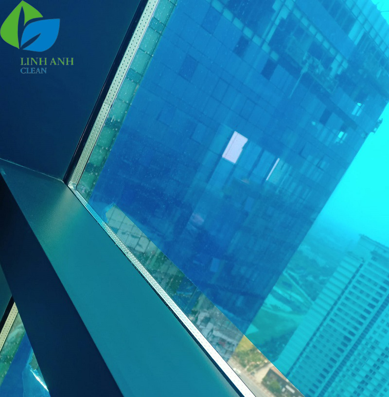 hoàn thiện lau cửa kính