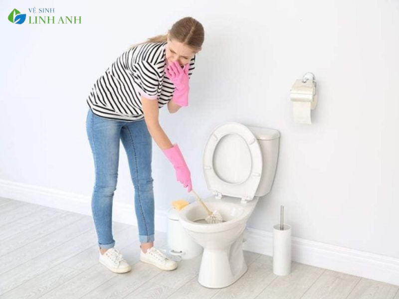 nhà vệ sinh bẩn