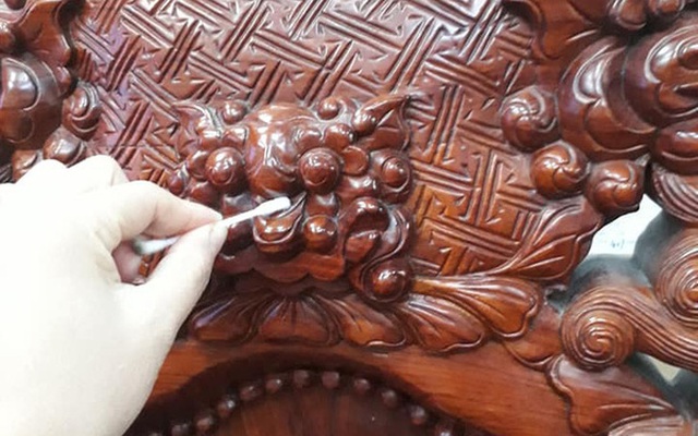 Vệ sinh đồ gỗ chạm trổ