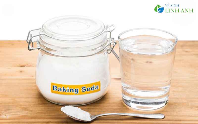 Tẩy cặn canxi triệt để trên kính: lấy lại độ trong suốt cho cửa kính phòng tắm, cửa sổ