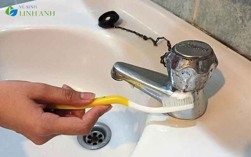 Tẩy cặn canxi triệt để trên kính: lấy lại độ trong suốt cho cửa kính phòng tắm, cửa sổ