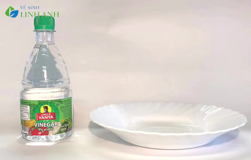 Tẩy trắng gạch nhà vệ sinh bằng giấm và chanh