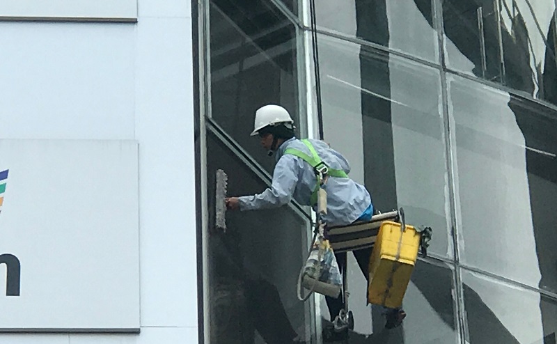 thuc-hien-lau-kinh-cho-toa-nha-2