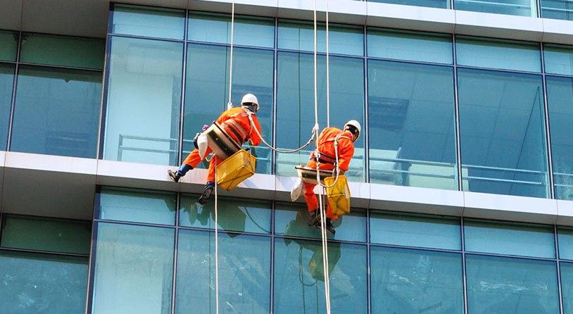 thuc-hien-lau-kinh-cho-toa-nha-3