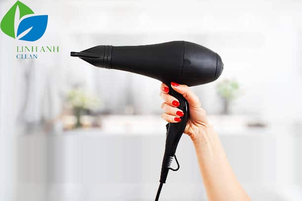 Tránh sử dụng dụng cụ có nhiệt độ cao để làm sạch