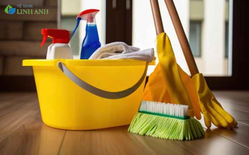 Chuẩn bị đầy đủ dụng cụ và dung dịch vệ sinh phù hợp