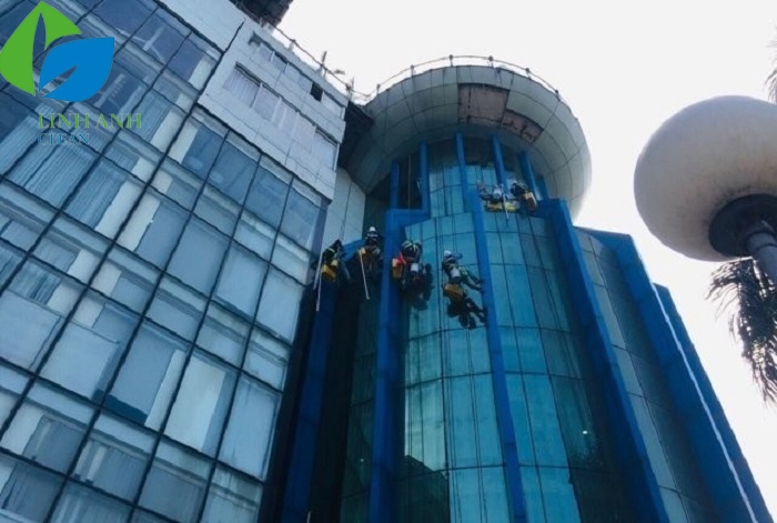 ve-sinh-lau-kinh-nha-cao-tang-3 ve sinh lau kinh nha cao tang 3