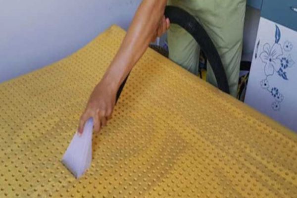 ve-sinh-nem-cao-su-thien-nhien