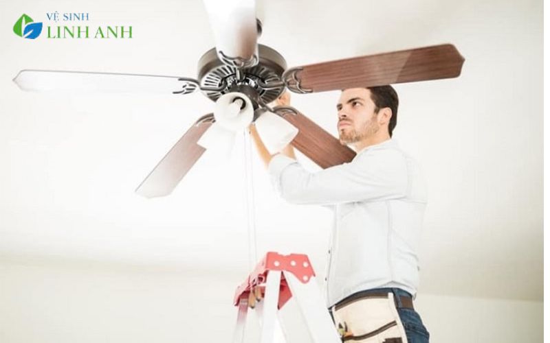 Chuẩn bị dụng cụ để vệ sinh quạt trần