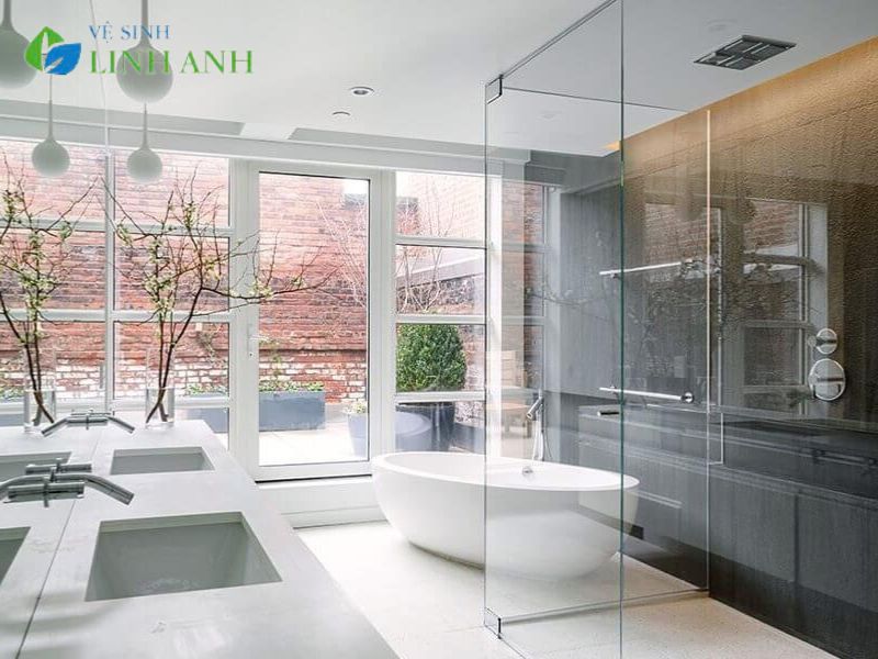 Vệ sinh vách kính nhà tắm