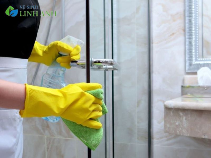 Chuẩn Bị Dụng Cụ và Dung Dịch Vệ Sinh Hiệu Quả