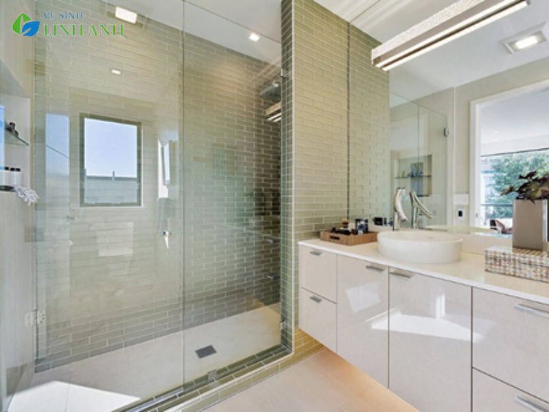 Những Sai Lầm Cần Tránh Khi Vệ Sinh Vách Kính