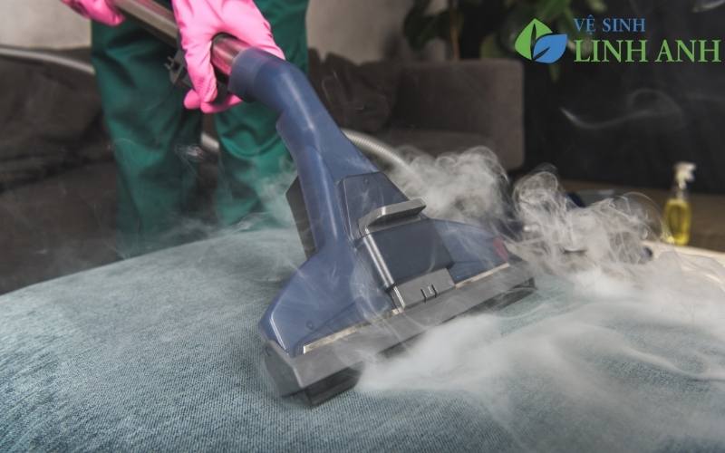 Máy giặt sofa bằng hơi nước cực sâu được Linh Anh Clean sử dụng