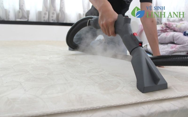 Hình ảnh vệ sinh công nghiệp thực tế tại Hà Nội - giặt đệm tại nhà
