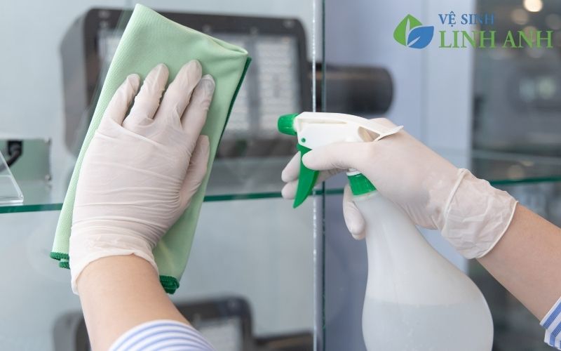 Quy trình vệ sinh công nghiệp trên gương và cửa kính