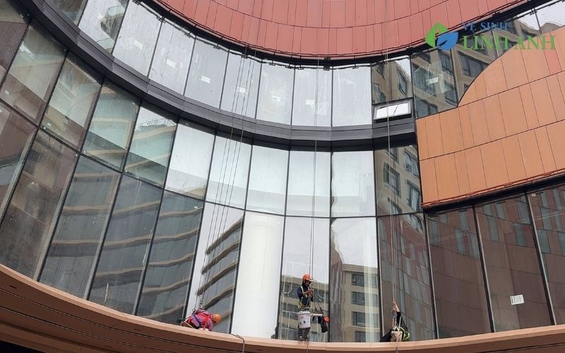Vệ sinh kính tòa nhà uy tín tại Hà Nội