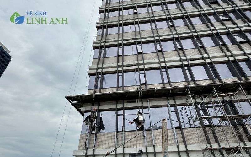 Vệ sinh kính tòa nhà uy tín tại Hà Nội