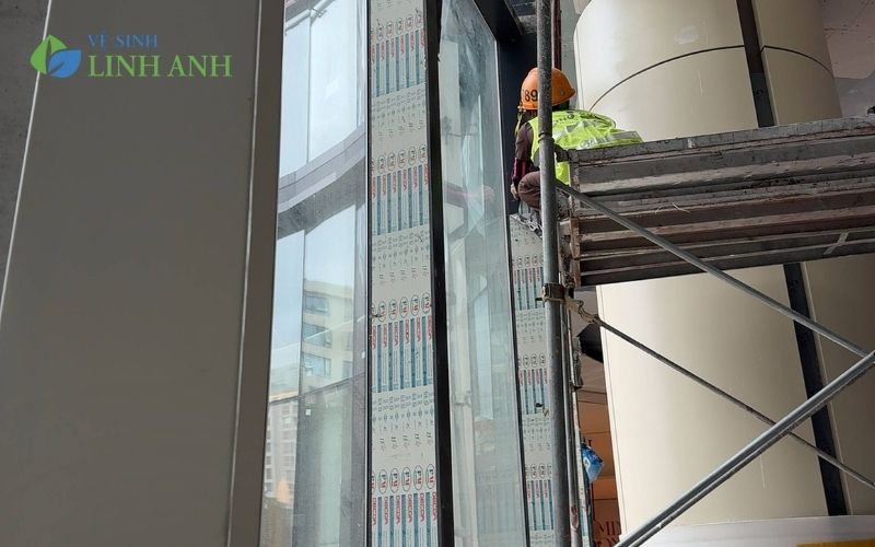 Vệ sinh kính tòa nhà uy tín tại Hà Nội