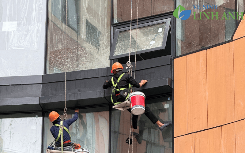 Vệ sinh kính tòa nhà bằng kỹ thuật đu dây