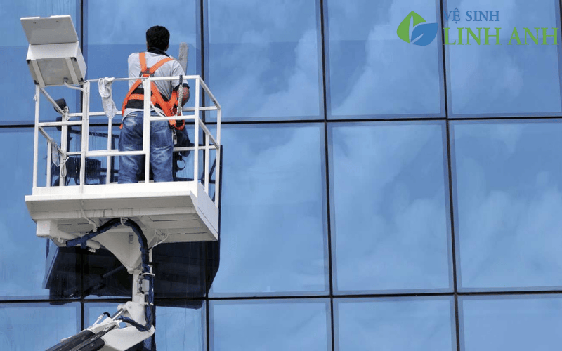 Lau kính ở các tòa nhà cần phải có thiết bị nâng hạ hỗ trợ 