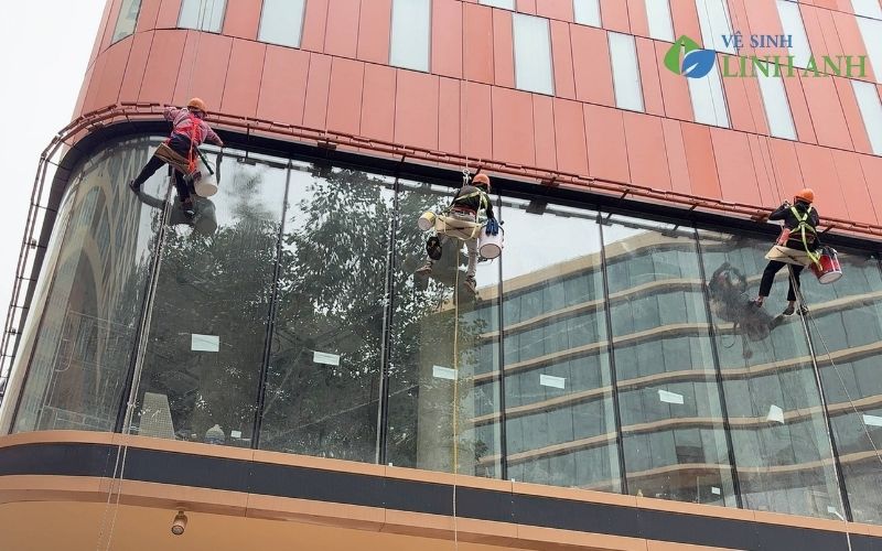 Vệ sinh kính tòa nhà uy tín tại Hà Nội