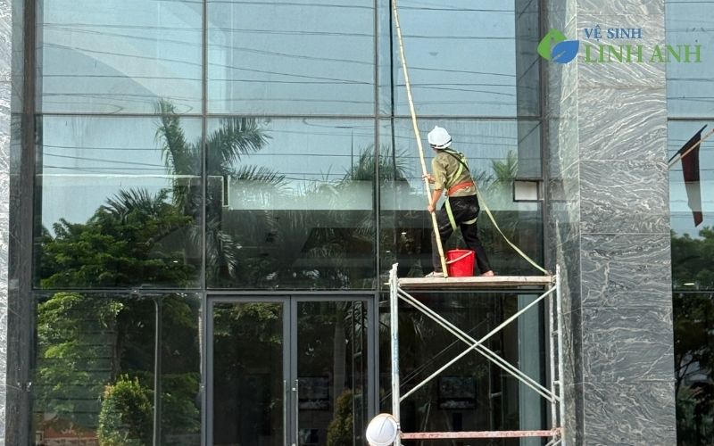Vệ sinh kính tòa nhà uy tín tại Hà Nội