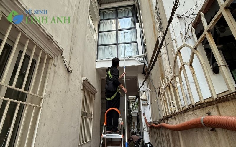 Vệ sinh công nghiệp là gì? Vệ sinh kính tòa nhà