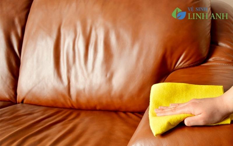 4 cách giặt ghế sofa da SẠCH bóng, KHÔNG bong tróc đơn giản